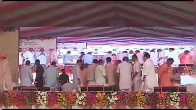 रोहनिया स्थित जगतपुर जनसभा को संबोधित करने मंच पर पहुंचे मुख्यमंत्री योगी आदित्यनाथ