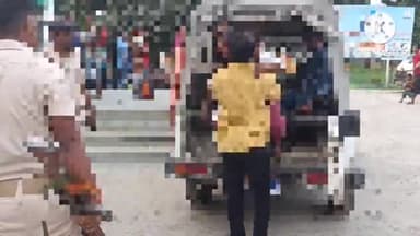 बहादुरगंज: पतलू चौक के समीप अनियंत्रित होकर सड़क किनारे गड्ढे में पलटी मोटरसाइकिल, चालक सहित अन्य 2 लोग हुए घायल