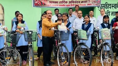 बेमेतरा: बेमेतरा के स्वामी आत्मानंद शा.उ.हिंदी माध्यम स्कूल में DEO अरविंद मिश्रा ने कक्षा 9 की छात्राओं को साइकिल का किया वितरण