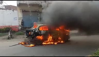 गाज़ियाबाद: नंद ग्राम थाना क्षेत्र स्थित रेत मंडी के पास कार में लगी भीषण आग, कार सवार चार लोगों ने कूदकर बचाई अपनी जान