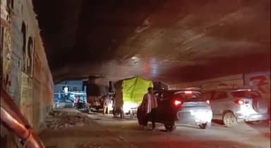 कानपुर: चकेरी की मंगला विहार पुलिया में फंसा ओवरलोडेड ट्रक, कई किलोमीटर लंबा जाम लगा