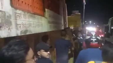 कानपुर: थाना रेलबाजार क्षेत्र के अंतर्गत घंटाघर चौक बिल्कुल पर दो चार पहिया वाहन के बीच हुई टक्कर, जमकर हुई मारपीट, लगा भीषण जाम