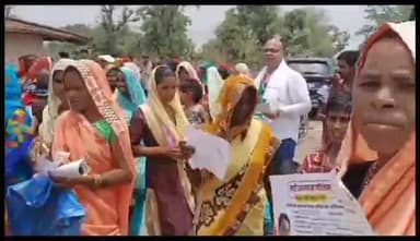सिंगरौली: कांग्रेस प्रदेश सचिव अमित द्विवेदी सिंगरौली विधानसभा के ग्राम गोभा में नारी सम्मान का पंजीयन कराने उमड़ा जनशैलाब