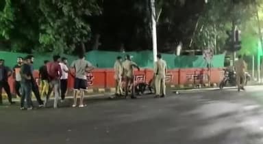 कानपुर: सिविल लाइंस स्थित वीआईपी रोड पर खंबे से टकराई बाइक,दो युवक गंभीर रूप से घायल