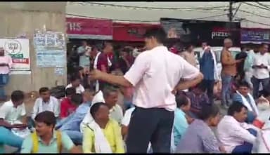 पटना ग्रामीण: किसान भवन के सामने हजारों की संख्या में किसान सलाहकारों ने किया प्रदर्शन