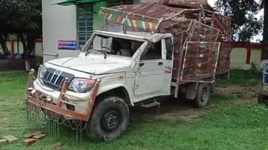 ठाकुरगंज: पौआखाली थानाक्षेत्र के वनशॉप मॉल के समीप पोल्ट्री मुर्गी लोडेड पिकअप बिजली के खम्बे से जा टकराईं, कोई हताहत नही