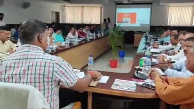 देेेवरिया: गांधी सभागार में डीएम की अध्यक्षता में वृहद ऋण वितरण शिविर का आयोजन, जिला उद्योग बंधु समिति की भी हुई बैठक