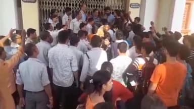 बीएचयू में सिंगर राहगीर का कार्यक्रम निरस्त होने पर विश्वविद्यालय के छात्रों ने सेंट्रल ऑफिस का किया घेराव