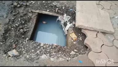 गुना नगर: वार्ड 17 एबी रोड पर रेलवे ओवरब्रिज के पास नगर पालिका सफाई कर्मियो ने नाले की सफाई के बाद खुला छोड़ा चेंबर राहगीर परेशान