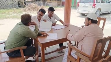 ठाकुरगंज: विधायक सऊद आलम अपने आवास कांटा टप्पू में जनता दरबार कार्यक्रम आयोजित कर सुनी लोगो कि समस्याएं