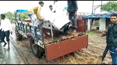 रायसेन: पिपलाई टोला में रोड नहीं होने से एंबुलेंस नहीं पहुंच पाई गांव, बरसते पानी में ट्रैक्टर ट्रॉली से ले जाना पड़ा शव