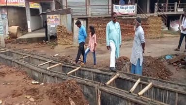 कटकमदाग: ग्राम सुल्ताना में एन.एच 100 सड़क के किनारे हो रहे नाली निर्माण कार्य में बरती जा रही अनियमितता, ग्रामीणों में आक्रोश