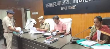 गोपालगंज: DM और SP ने जिला सभागार कक्ष में विधि व्यवस्था और अभियोजन को लेकर की समीक्षा बैठक