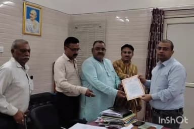 जलेसर: नाला बाजार स्थित मां भगवती रेस्टोरेंट में हुए अग्निकांड के बाद व्यापार मंडल के पदाधिकारियों ने ADM को सौंपा ज्ञापन