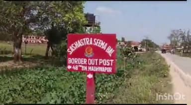 मधवापुर: ब्रहपुरी के पास से SSB के जवानों ने 1 देशी कट्टा व कारतूस तथा शराब के साथ एक व्यक्ति को किया गिरफ्तार, दूसरा हुआ फरार