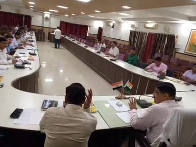 बदायूं: अटल बिहारी सभागार में डीएम ने अधीनस्थों को किया दिशा-निर्देशित, खुदाई के लिए चयनित तालाबों पर कराएं सौंदर्यीकरण कार्य