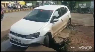 हटा: हटा में अग्रसेन नगर के गेट पर अनियंत्रित कार नाली में फंसी, बड़ा हादसा टला