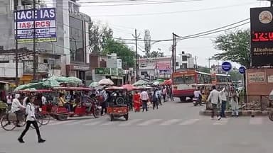 कानपुर नगर थाना चकेरी रामादेवी पर ट्रकों से ₹50 फेंके जा रहे हैं क्यों,,, समस्या का समाधान कौन करेगा जनता जाम से परेशान