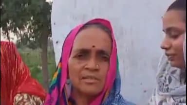 हसनपुर: गांव पिपलौती की महिलाओं ने दूसरे समुदाय के लोगों पर चामुंडा मंदिर का रास्ता बंद करने का आरोप लगाते हुए किया प्रदर्शन