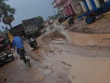 जोहार इस विषय पर कुछ समय पूर्व भी इन जर्जर सड़कों का जिक्र किया था लेकिन कुछ नही हुआ।
सिधा असर स्कूल के बच्चों को पड़ेगा
