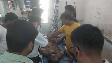 गोपालगंज: सवरेजी में पेड़ से जामुन तोड़ने के दौरान 11 केवी तार की चपेट में आए पिता-पुत्र, दोनों झुलसे