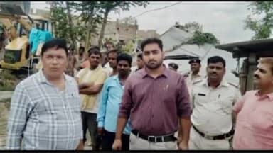 चेरिया बरियारपुर: भेलवा गांव में सरकारी जमीन से हटवाया गया अवैध कब्जा, अंचलाधिकारी योगेश दास व BDO रहे मौजूद