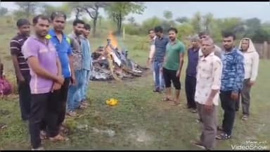 सुनेल: कुंडला प्रताप गांव में श्मशान नहीं होने के कारण बारिश में ग्रामीण खुले में कर रहे है शव का अंतिम संस्कार, हुए परेशान