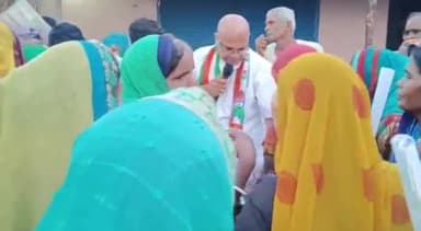 सिंगरौली: कांग्रेस कार्यकर्ताओं के द्वारा ग्राम पंचायत सासन में सैकड़ों महिलाओं का भराया गया नारी सम्मान योजना का फ़ॉर्म