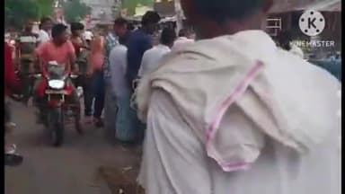 बहादुरगंज: रजिस्ट्री ऑफिस चौक के समीप सड़क पर बने गड्ढे में अनियंत्रित होकर पलटी टोटो, एक व्यक्ति हुआ घायल