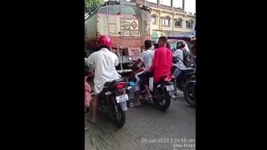 ठाकुरगंज: पौआखाली बाजार में भारी वाहनों के परिचालन से जाम की स्थिति हुई उत्पन्न