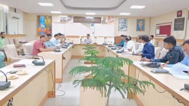 गाज़ियाबाद: डीएम की अध्यक्षता में कलेक्ट्रेट स्थित सभागार में सड़क सुरक्षा समिति की बैठक का हुआ आयोजन