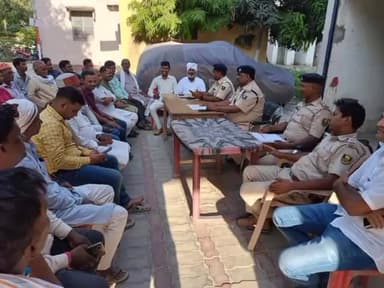 गोपालगंज: सदर पुलिस निरीक्षक ने मांझा थाना परिसर में बकरीद को लेकर लगाया जनता दरबार, प्रेम व भाईचारे के साथ पर्व मनाने की अपील