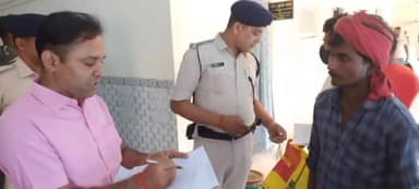 गोपालगंज: जिला सभाकक्ष में आयोजित जनता दरबार में पहुंचे हरपुर के ईंट-भट्ठा मजदूर, भट्ठा मालिकों पर लगाया मजदूरी नहीं देने का आरोप