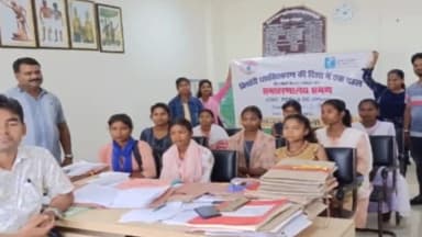 गोड्डा: किशोरियों ने गोड्डा समाहरणालय भवन के विभिन्न विभागों का किया भ्रमण