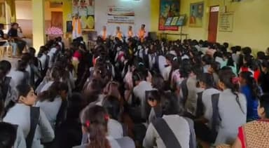 छोटीसादड़ी: विद्या निकेतन विद्यालय में
महावीर इंटरनेशनल ने 200सेनेटरी नेपकिन वितरित किए