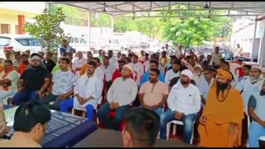 मुगलसराय: आगामी पर्व को लेकर एसपी ने मुगलसराय कोतवाली परिसर में धर्मगुरुओं के साथ की बैठक