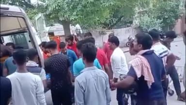 देेेवरिया: भलुअनी के समीप महिला को बचाने के प्रयास में अनियंत्रित होकर पेड़ से टकराया बाइक सवार शख्स, गंभीर हालत में गोरखपुर रेफर