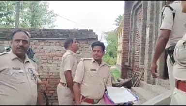 गोपालगंज: काकड़पुर गांव में पुलिस ने हत्या के मामले में फरार चल रहे 2 आरोपियों के घर पर नगर थाने की पुलिस ने की कुर्की की कार्रवाई
