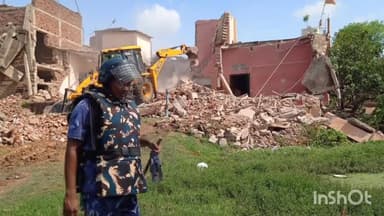 पुनपुन: जमुनापुर गांव में गैरमजरुआ जमीन पर बने आधा दर्जन मकान को पुलिस ने तोड़वाया