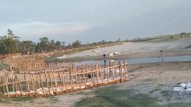 अमृतपुर: करनपुर घाट में सिंचाई विभाग द्वारा कटान को रोकने के लिए ठोकरे बनाई जा रही