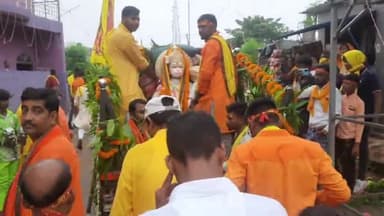 मांडू: कुजू में महायज्ञ को लेकर प्रतिमा के साथ निकाली गई भव्य नगर भ्रमण , हजारों लोग हुए शामिल