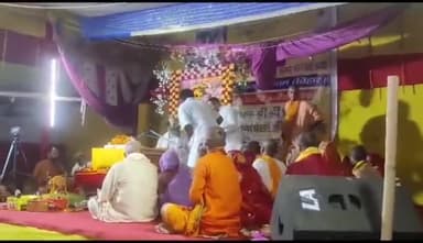 करपी: पुरान गांव पहुंचकर जिला परिषद अध्यक्ष प्रतिनिधि समेत कई गणमान्य लोगों ने श्रीमद् भागवत कथा में संत से की मुलाकात