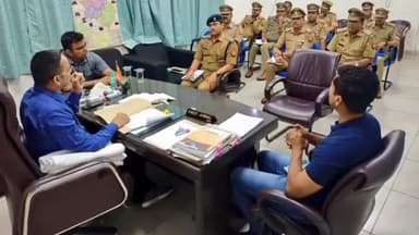 मोहनलालगंज: डीसीपी साउथ ऑफिस में देर रात बकरीद सहित कई अन्य त्यौहारों को लेकर की गई मीटिंग