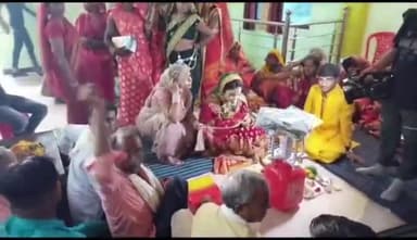 मऊरानीपुर: मउरानीपुर बिलैया परिवार ने माता-पिता की खुशी के लिए राजा हरिश्चंद्र पैलेस में 6 कन्याओ का किया सामूहिक विवाह।