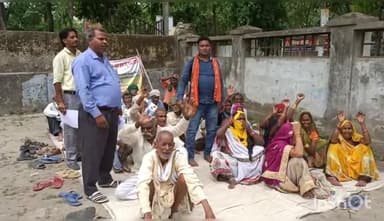 बहराइच: मधवापुर पाठकपुरवा के ग्रामीणों ने हल्का लेखपाल के खिलाफ किया धरना-प्रदर्शन