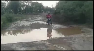 हटा: हटा रनेह मार्ग कीचड़ में तब्दील, जलभराव से राहगीरों को परेशानी, जिम्मेदार बेखबर