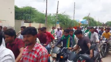 जलेसर: कोंडरा मार्ग की बदहाली को लेकर अवागढ़ में भाकियू नेता शिवप्रताप सिंह के नेतृत्व में एटा तक निकाली गई बाइक रैली