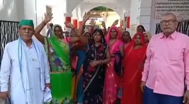 जौनपुर: कलेक्ट्रेट परिसर में भारतीय किसान यूनियन द्वारा किसानों की समस्याओं को लेकर दिया गया धरना