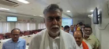 दमयंती नगर: केंद्रीय खाद्य प्रसंस्करण उद्योग एवं जल शक्ति राज्यमंत्री प्रहलाद सिंह पटेल की अध्यक्षता में कलेक्ट्रेट में हुई बैठक