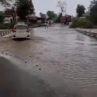 साईं खेड़ा: कामती स्थित पुल पर आया पानी, फिर भी लोग कर रहे आवागमन